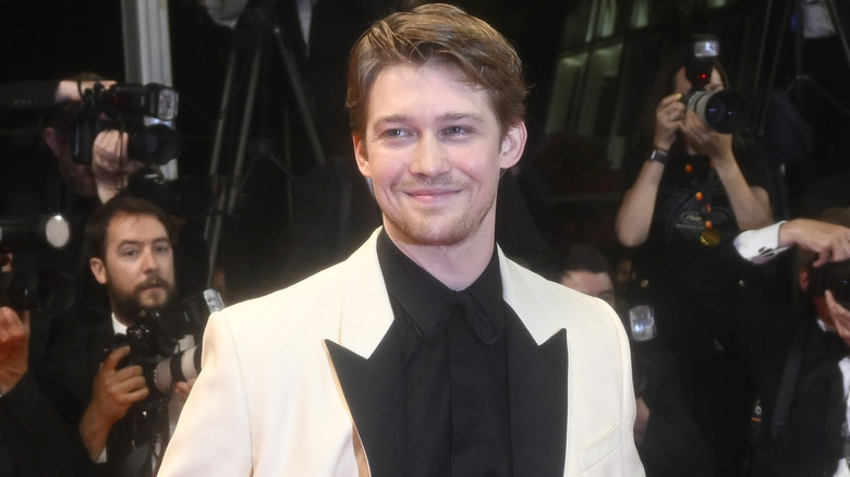 Joe Alwyn souriant