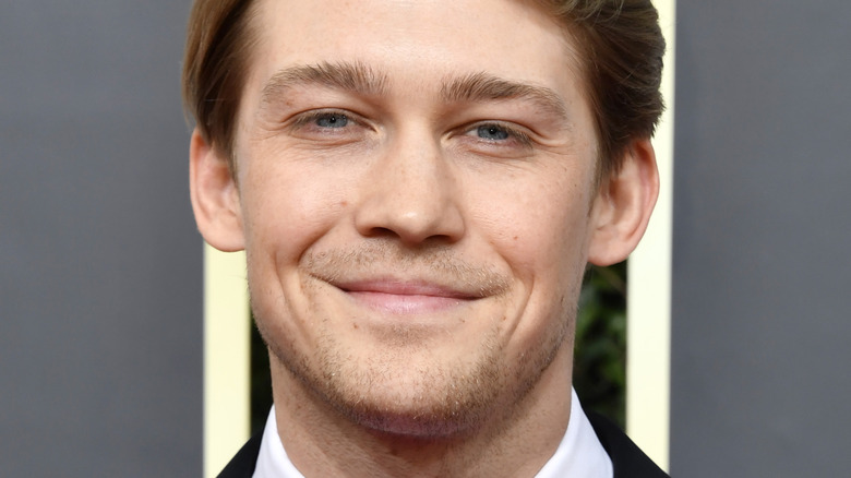 Joe Alwyn souriant