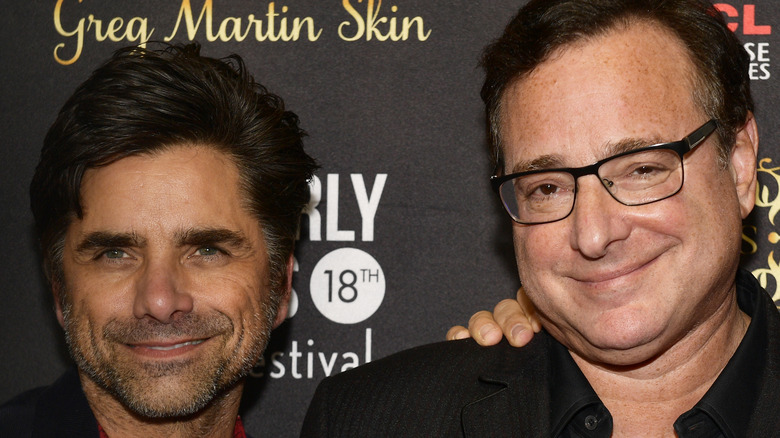 John Stamos barbe de chaume Bob Saget lunettes à monture noire