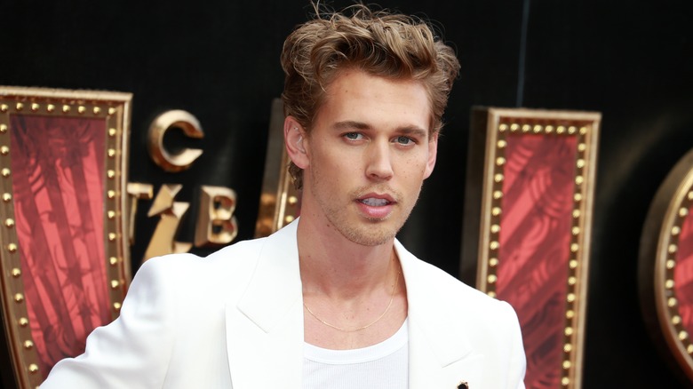 Austin Butler posant