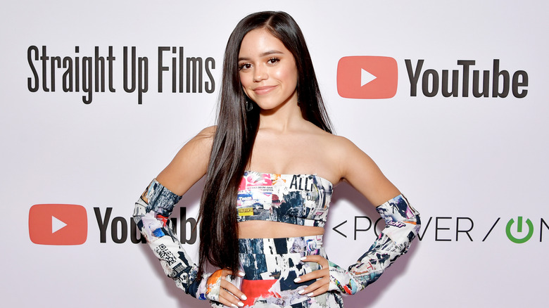 Jenna Ortega posant lors d'un événement