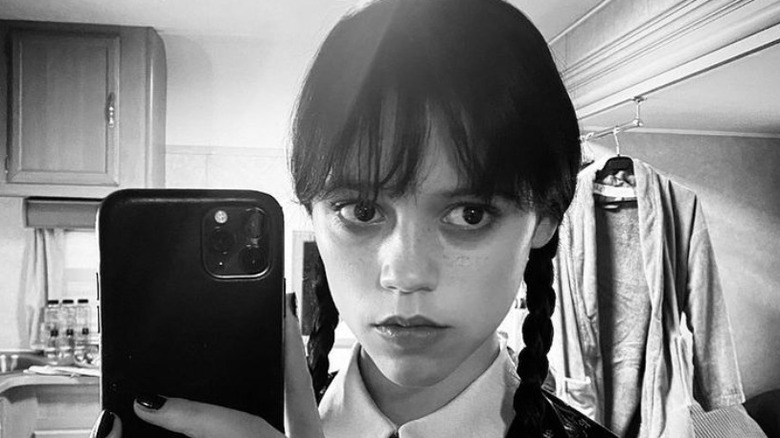 Jenna Ortega prend un selfie déguisée en mercredi Addams