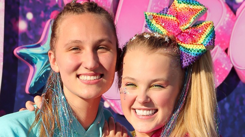 Kylie Prew et JoJo Siwa sourient