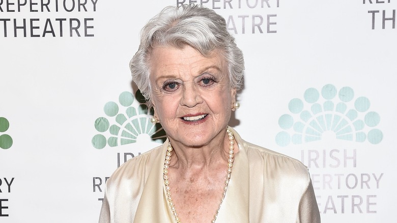 Angela Lansbury posant