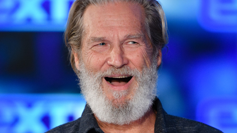 Jeff Bridges longue barbe grise en riant