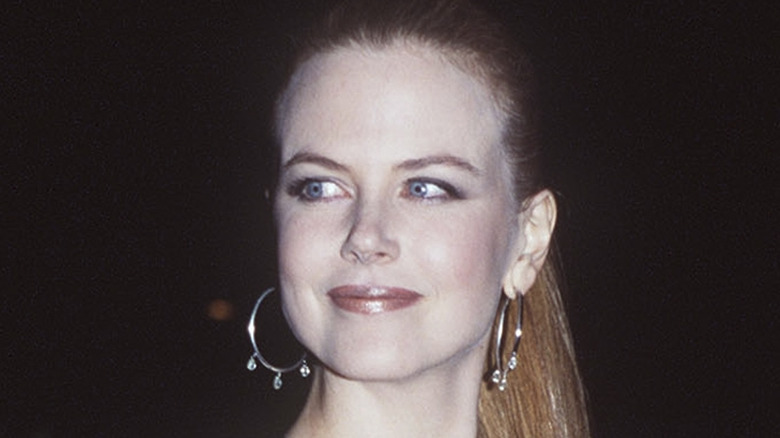 Nicole Kidman regarde au loin