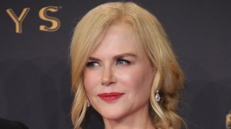 Nicole Kidman regarde au loin