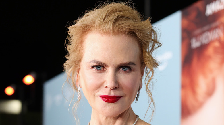 Nicole Kidman posant