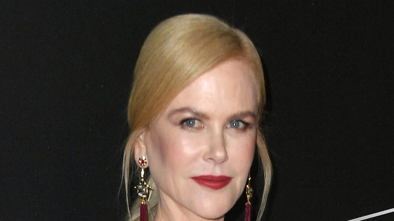 Nicole Kidman posant