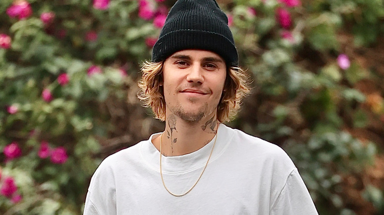 Bieber devant son domicile en 2021