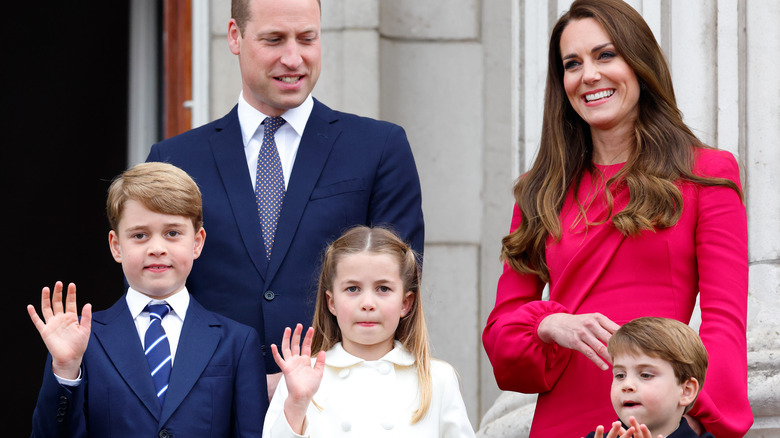 Les enfants de Cambridge agitant