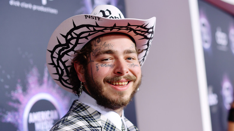 Post Malone dans un chapeau de cow-boy 