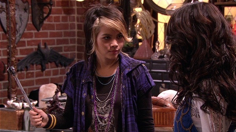 Hayley Kiyoko dans Wizards of Waverly Place, tenant une baguette à côté d'Alex