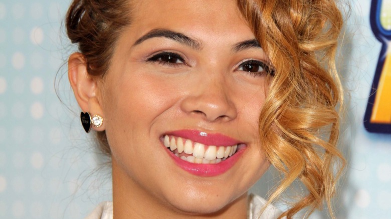 Hayley Kiyoko sourit