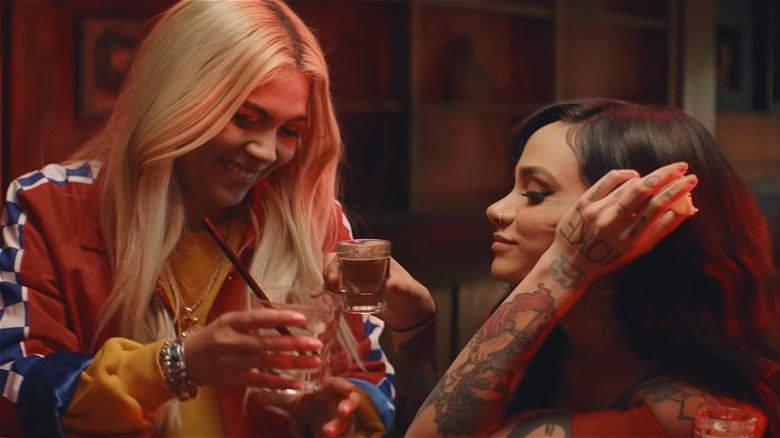 Hayley Kiyoko souriant avec Kehlani dans le clip "What I Need"