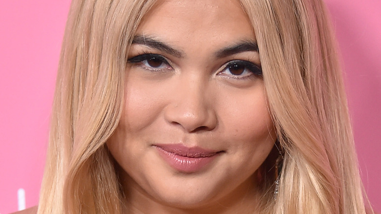 Hayley Kiyoko sourit