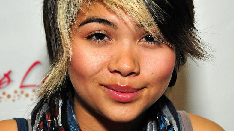 Hayley Kiyoko sourit