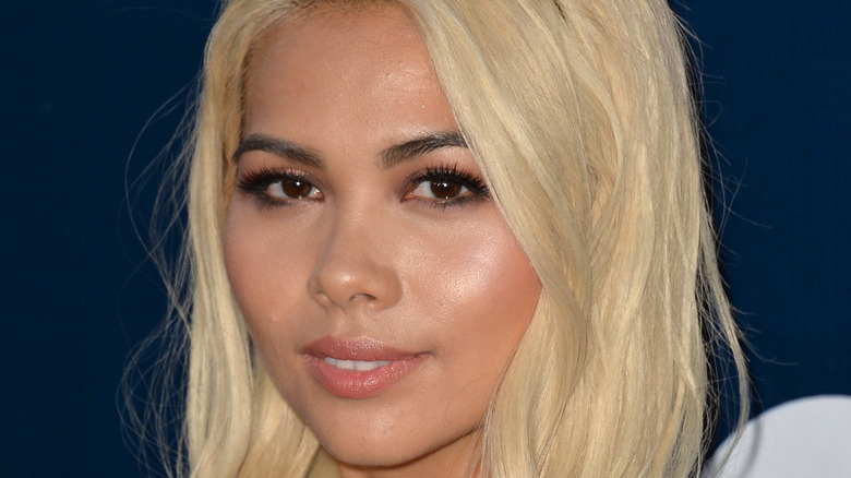 Hayley Kiyoko regarde devant