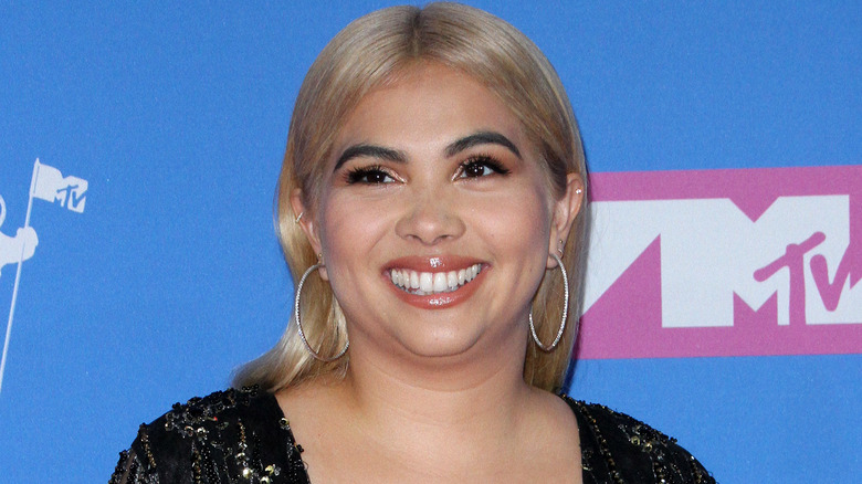 Hayley Kiyoko sourit