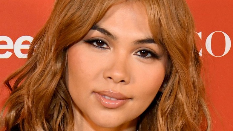 Hayley Kiyoko sourit