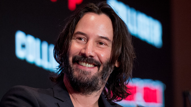 Keanu Reeves sourit sur scène