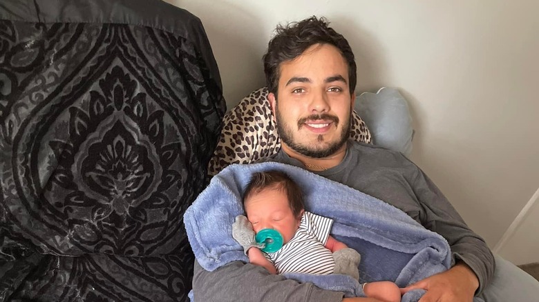 Lane Fernandez pose avec son fils 