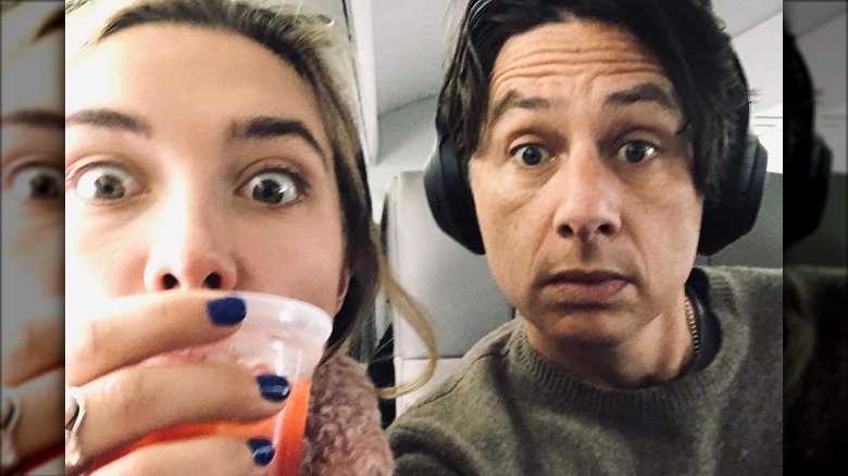 Florence Pugh et Zach Braff posent