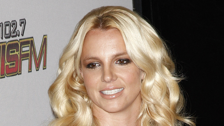 Britney Spears souriante, regardant vers le bas