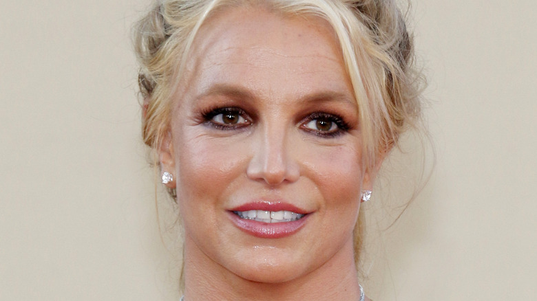 Britney Spears sourit