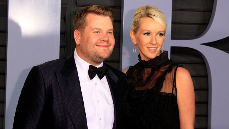 James Corden et sa femme Julia Carey posant