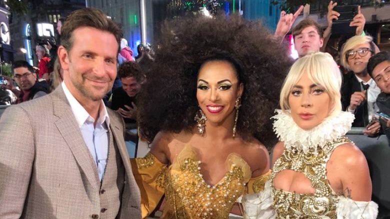 Shangela posant avec Bradley Cooper et Lady Gaga