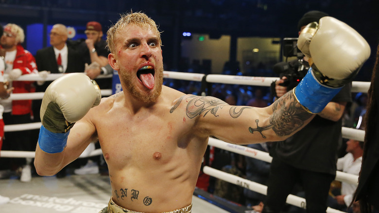 Jake Paul tire la langue sur un ring de boxe