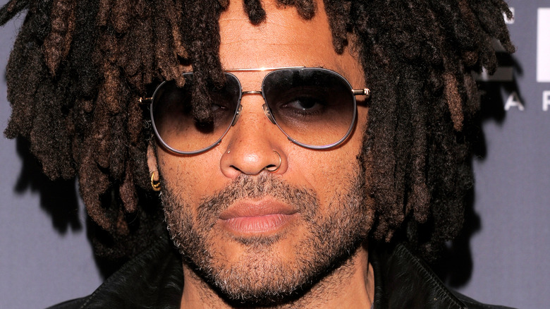 Lenny Kravitz regarde, avec des lunettes de soleil