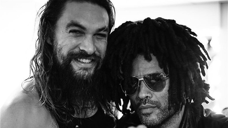 Jason Momoa et Lenny Kravitz sourient et traînent