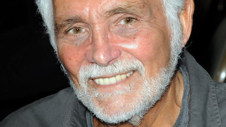 David Hedison sourit