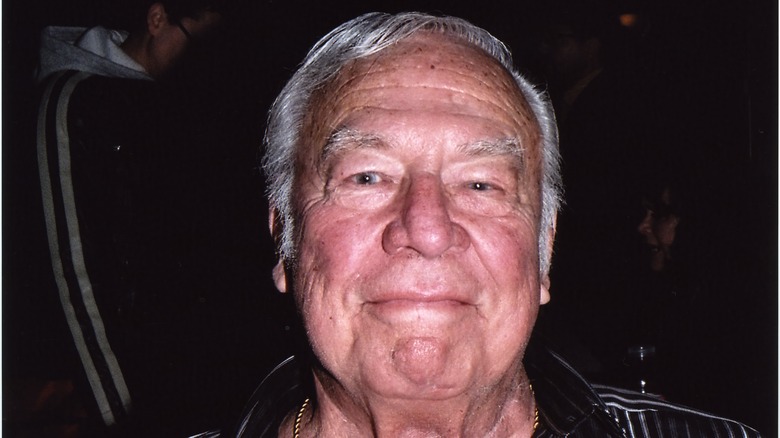 George Kennedy souriant