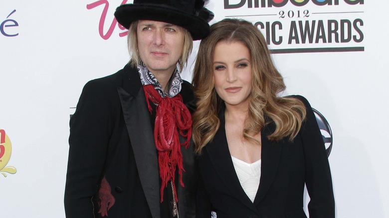 Michael Lockwood et Lisa Marie Presley posant ensemble