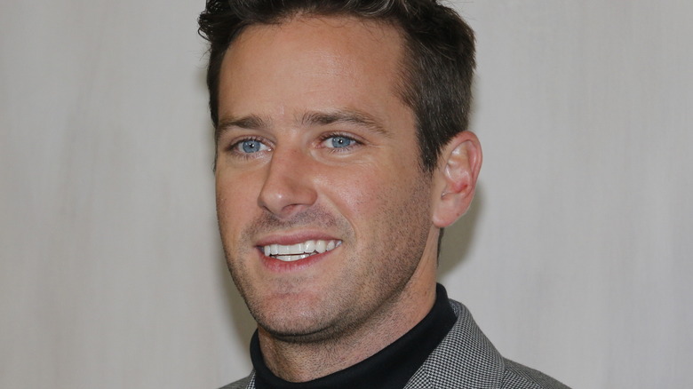 Armie Hammer souriant 