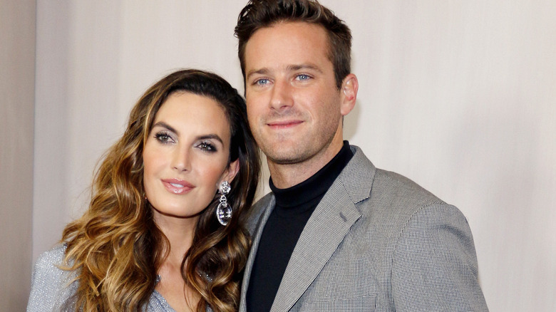 Armie Hammer et Elizabeth Chambers souriantes 