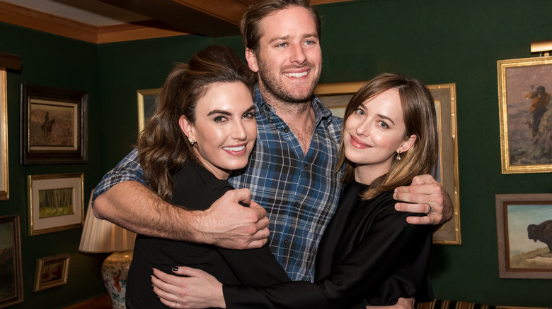 Elizabeth Chambers, Armie Hammer et Dakota Johnson sourient