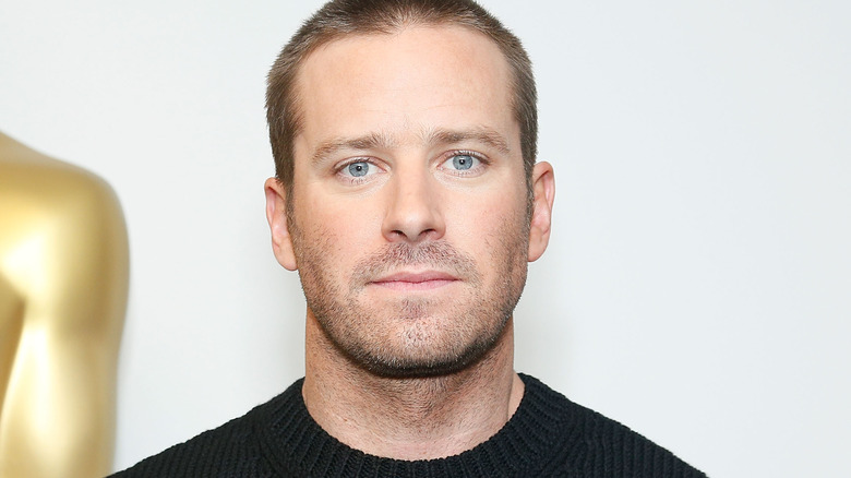 Armie Hammer fronçant les sourcils 