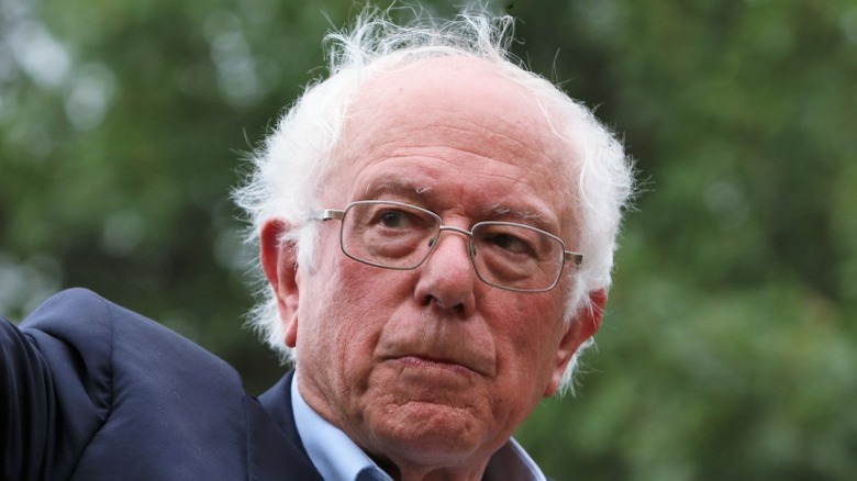 Un gros plan de Bernie Sanders, ses cheveux sauvages