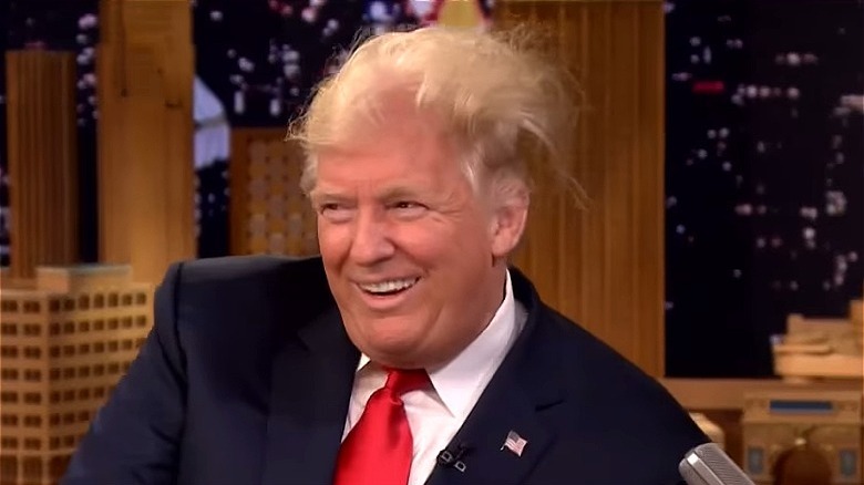 Les cheveux de Donald Trump décoiffés dans The Tonight Show