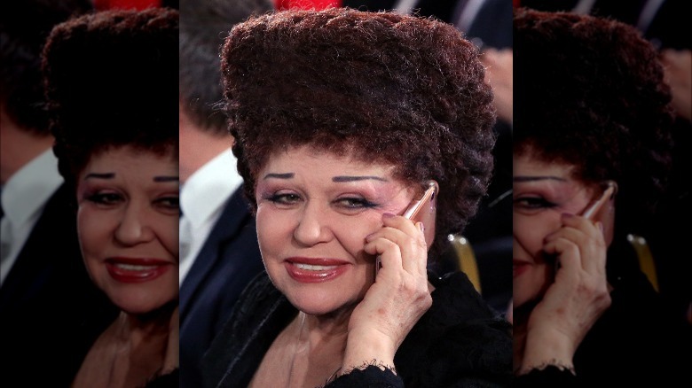 Valentina Petrenko, carré de cheveux, parle sur son téléphone portable