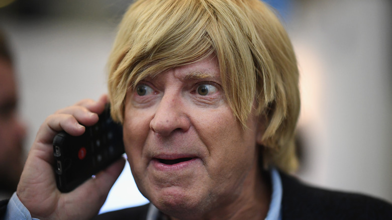 Michael Fabricant parlant sur son téléphone