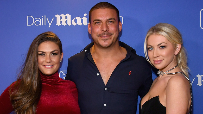 Brittany Cartwright, Jax Taylor et Stassi Schroeder posant ensemble