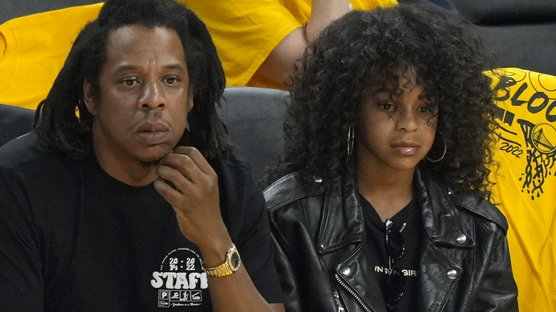 Le rappeur Jay-Z et sa fille Blue Ivy Carter regardent pendant le deuxième quart du cinquième match de la finale NBA 2022 