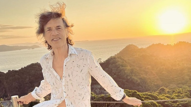 Mick Jagger se détend au coucher du soleil