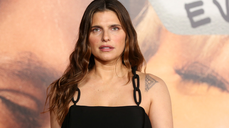 Lake Bell posant