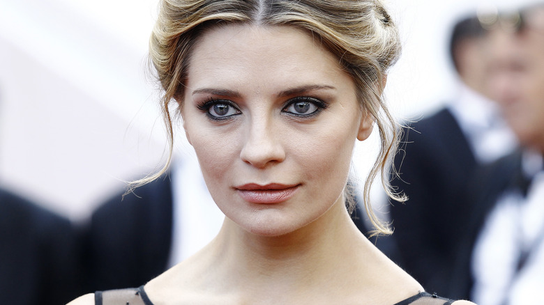 Mischa Barton posant